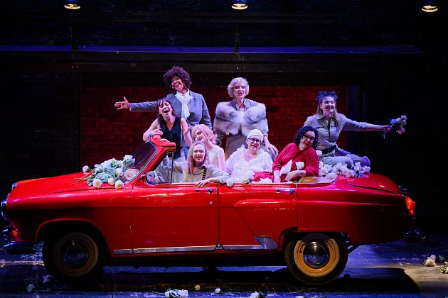 Восемь женщин